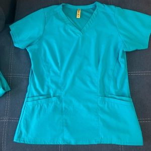Wonder Wink scrub top size M